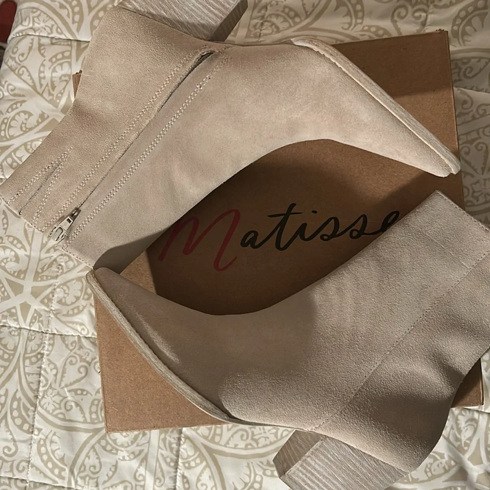 ❌️SOLD❌️Matisse Caty Boots Ecru Suede Block Heel Western Inside Zipper NIB - Picture 3 of 14